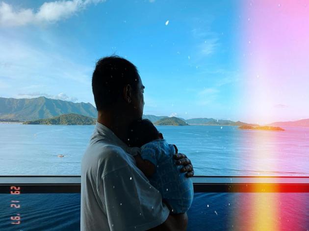 应采儿晒陈小春抱娃照，Hoho乖巧趴胸口一同赏景，画面超温馨