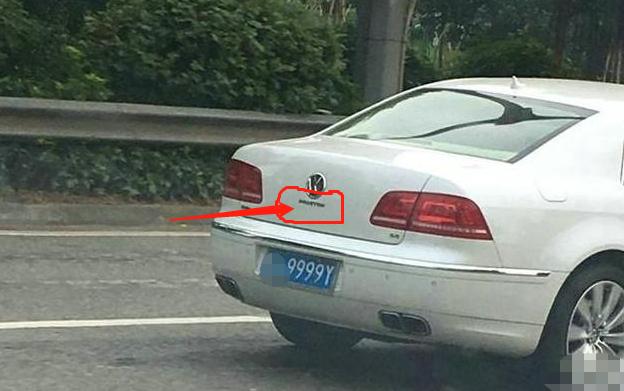 广东街头一辆200万大众，车牌霸气十足，后车躲