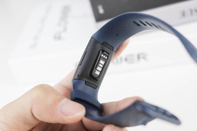 售價(jià)過千的智能手環(huán)強(qiáng)在哪？Fitbit Charge 4告訴你：這就叫專業(yè)