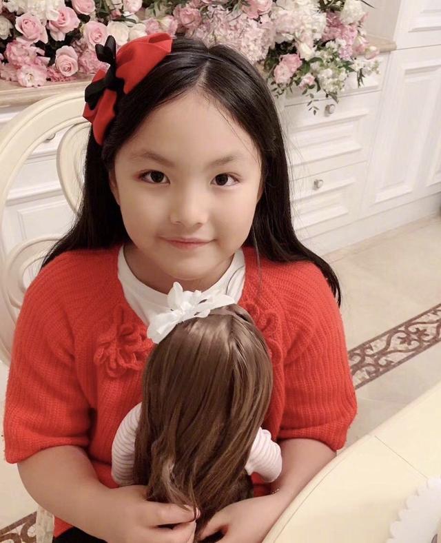 有种“富家小姐”叫王诗龄，穿普通黑色T恤跳舞，价格让人不敢想