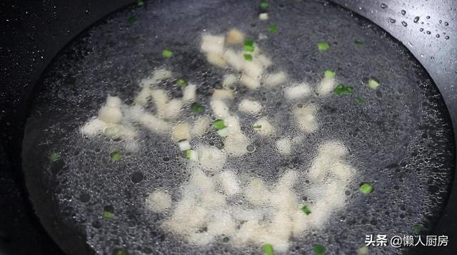 天热喝什么汤？嫩滑的豆腐，酥软的蛋皮，教你做豆腐蛋皮汤