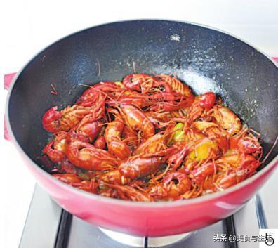 自制小龙虾不入味？炒前多加一步，小龙虾肉嫩还入味，味道不输