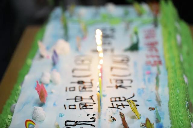 临沂动植物园为大熊猫融融和银柯举办生日会