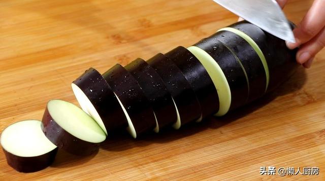 先蒸后炒，这样做出来的茄子不吸油，配上牛肉末一起炒，下饭好吃