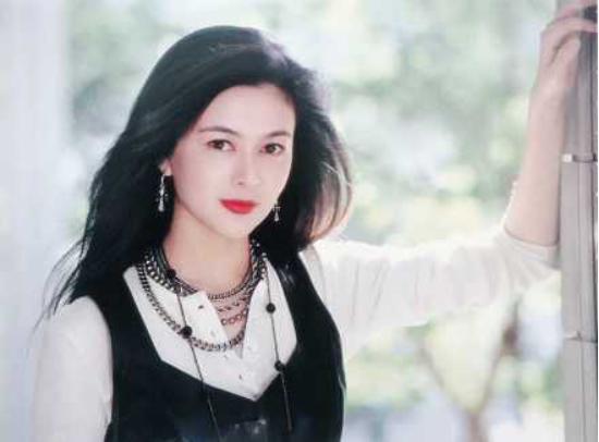 从“惯三”到“高尔夫球事件”，“老少通吃”的关之琳脸部变僵硬