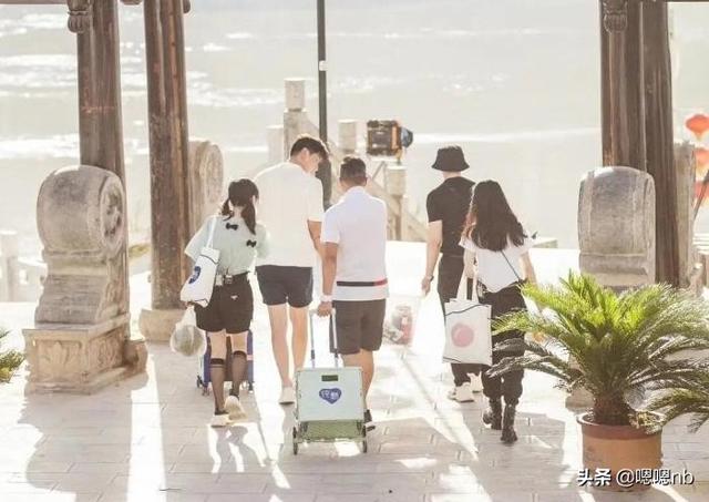 《中餐厅4》路透图曝光，赵丽颖和黄晓明逛街买菜，也太接地气了