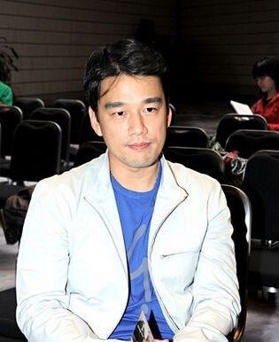 21岁出道37岁才出名，与妻子恩爱多年，今演技被认可非常低调