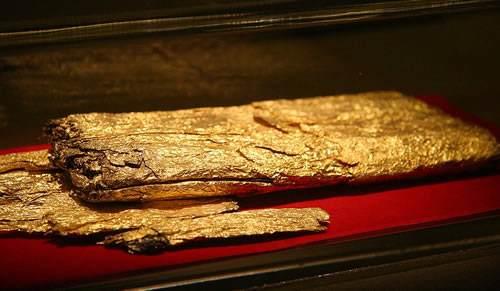 农民挖出11斤黄金立刻上交，半年后却少了三斤，专家却如此回应