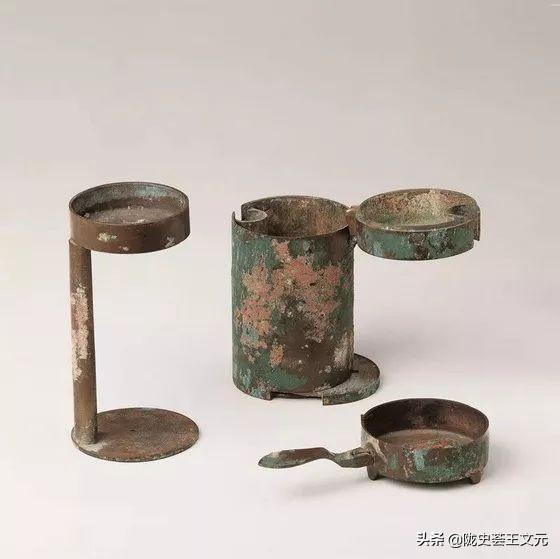 放羊老汉山崖下避雨，背上有点硌，随手一拨，