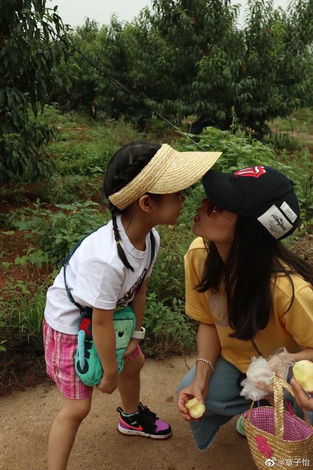 汪峰一家四口上山摘桃，章子怡小腹平坦，小苹果身高赶上妈妈