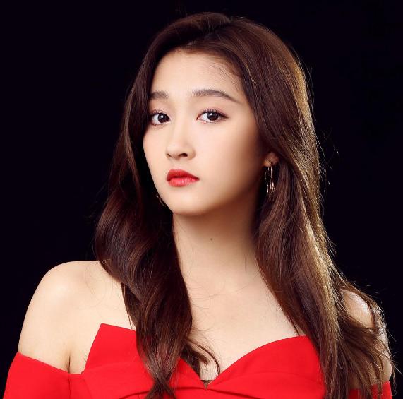 张雪迎和刘昊然晒中戏毕业证，北影学霸关晓彤