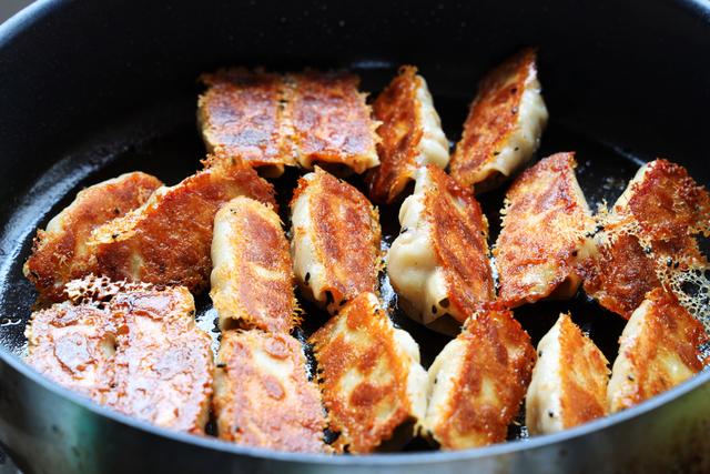 茄子别再红烧，试试新吃法，外焦里嫩超级解馋，2大锅瞬间吃光光