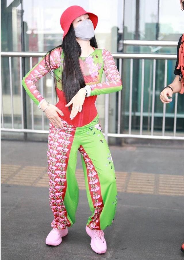 50岁钟丽缇换发型！新发型穿绿色卫衣配短裙，减