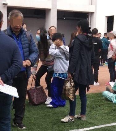 梁洛施32岁生日变美了，仨儿子做蛋糕为她庆祝，