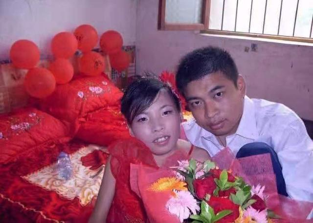 上海姑娘网恋农村驼背男，不顾劝阻嫁给他，生