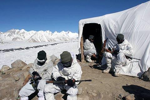 印军后院再起火，补给线难修复，一线士兵躲进洞穴，军内矛盾激化