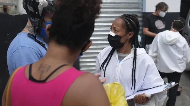 巴西疫情近崩溃：尸陈家中，墓不应求，政斗激