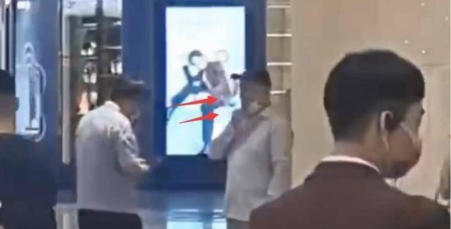 热巴最新活动生图，腰臀比例超后面假人“求婚男”现身安保很警觉