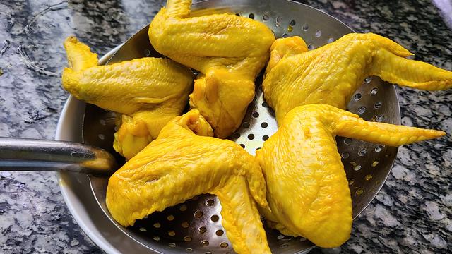 爱吃鸡翅试试这个做法，家人吃了都说好，简单美味又好吃