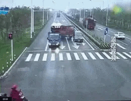 交通事故动图GIF集锦四：遵守交通规则真的很重要