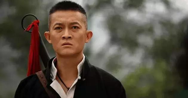 他是出名的老婆奴，拍戏不求片酬，唯一要求就是把老婆带在身边