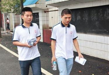 当年宁可错过高考时间，也要见义勇为救人的两