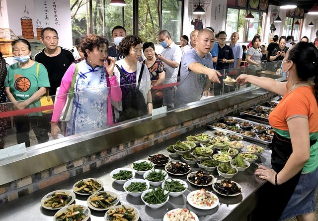 你家附近有吗？重庆首个大型社区食堂10元可以吃一天