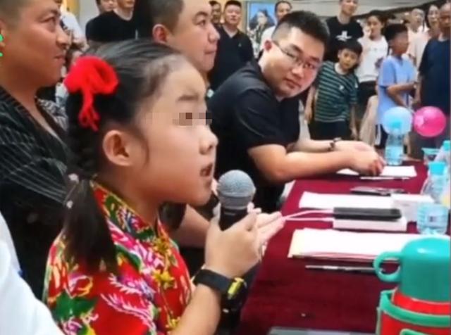 8岁童星当评委遭质疑，经纪人：你们有她出名吗？