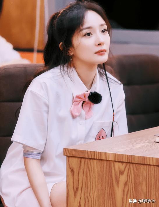 杨幂穿短裤坐着不方便，谁注意她的坐姿？一般