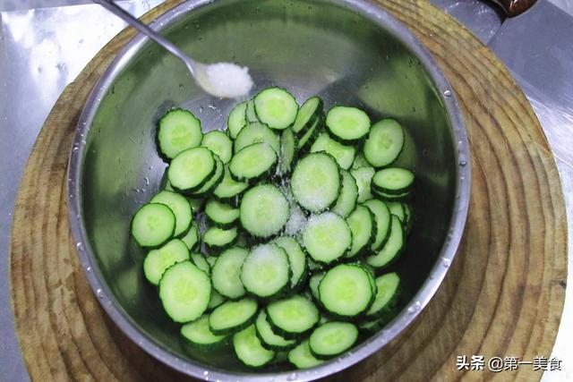 两根黄瓜、一把花生米，大厨做了一道特色凉拌