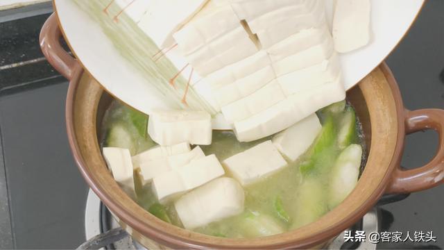 天气热，水豆腐别煎着吃了，教你一个新鲜吃法，多汁味美开胃下饭