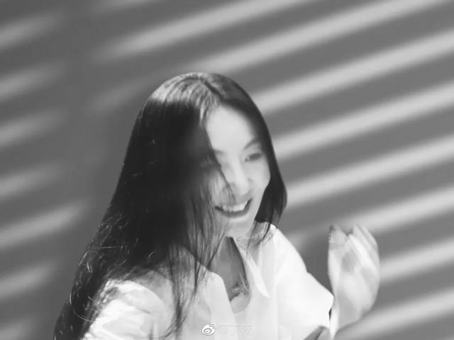 给那英、刘德华写歌，陪何炅走红毯，为什么她不红还招人爱？