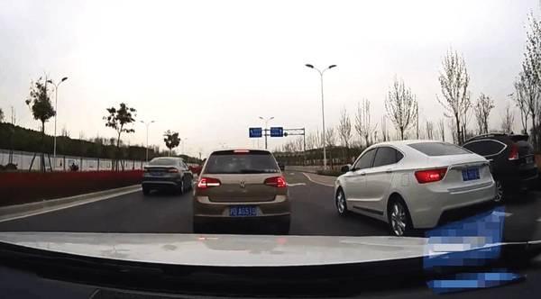"超车看车头，会车看车尾"是什么意思？老司机：不懂就别开车了