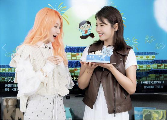 刘涛现在真是“直播一姐”？与多位明星同框，依旧很有总裁范