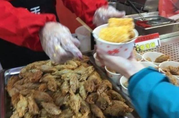 网红西施卖“另类”小吃，5元一个，路人嫌臭，