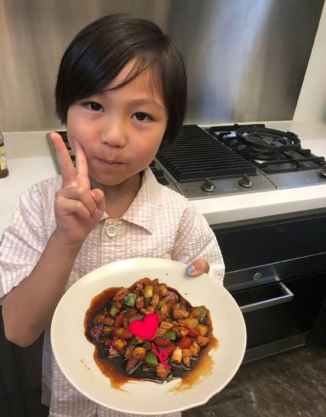 有种“独立”叫蔡少芬女儿，6岁就会下厨做饭，网友：教育真好