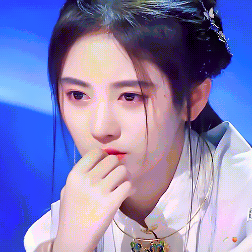 杨超越和鞠婧祎，一个初恋脸，一个高冷脸，你喜欢哪一个