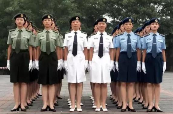 中国女军人的裙装，从50式的连衣裙到如今的分体裙，设计思想是啥