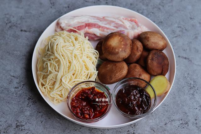 夏天这样做面条，做一锅不够吃，酱香浓郁，面条劲道，好吃到舔盘