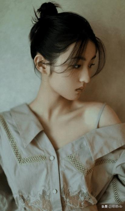 明星也追星，张子枫的追星方式时刻拿在手上，