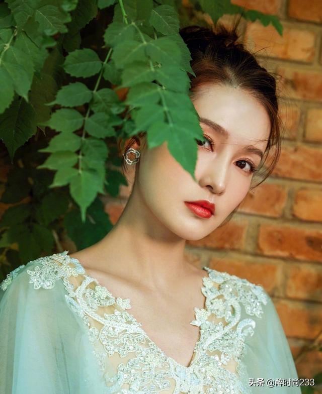 李沁井柏然同框合唱，一个绿裙仙气十足，一个粉色西装清新帅气