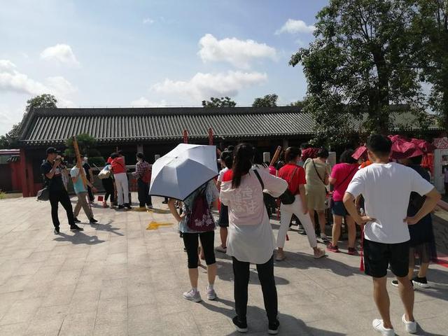 高三学子们纷纷到南宁孔庙，祭拜孔子，祈福金榜题名