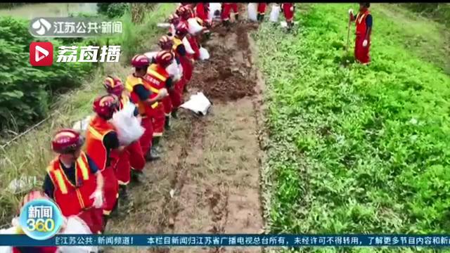 「防汛抗灾第一线」73人16小时垒起406米长&ldquo;322&rdquo;沙袋