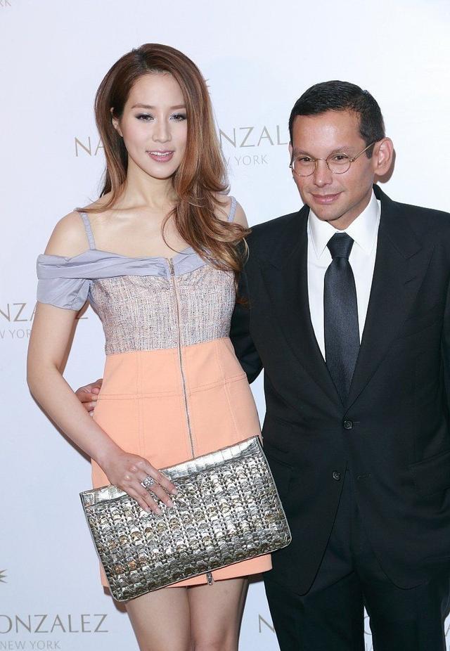 徐子淇撞衫孙俪，穿同款露肩连身裙，阔太与女明星气质大不同