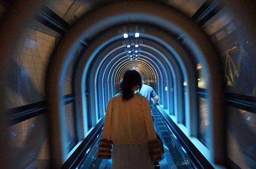 失踪35年的客机重现机场，机上乘客容颜不老，时