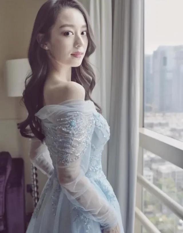 郎朗娇妻吉娜晒美照，一袭仙女裙秀绝美锁骨美背，网友：赏心悦目