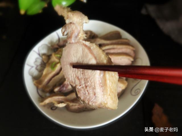 夏天不妨多吃鸭子，只需三步就能做出香、酥、嫩的盐水鸭，试试吧