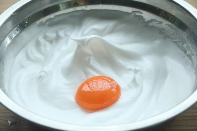 比戚风蛋糕简单，失败率低，更适合新手操作，松软好吃，不回缩