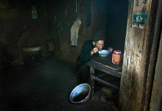 一农妇只吃咸菜，不舍花钱看病，死后屋里现金