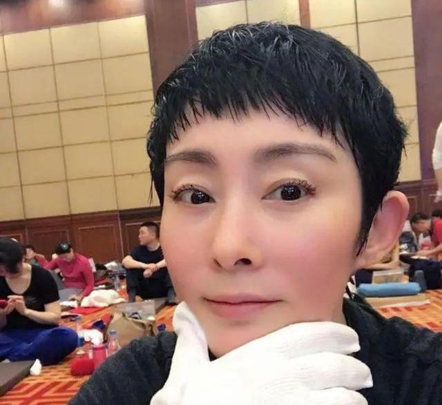 林青霞遭威胁，刘嘉玲被绑架，大佬女人张敏却